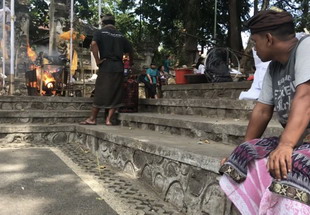 Halott égetés - Balinéz temetés