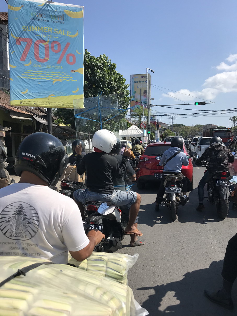 Bali üveglappal motoron