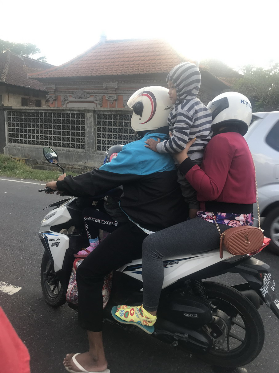 Bali család motoron